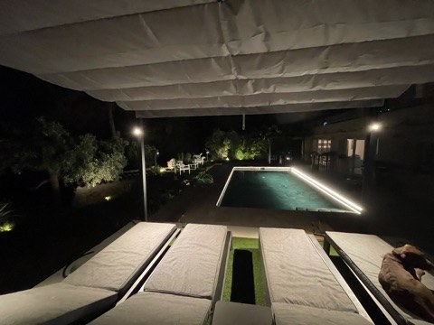 Piscine soulignée d'un ruban LED