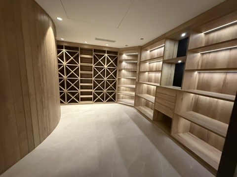 Cave à vin sur mesure, étagères rétroéclairées
