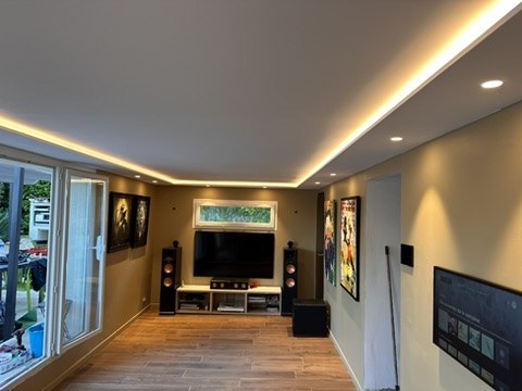 Home-cinéma baigné d'une lumière indirecte