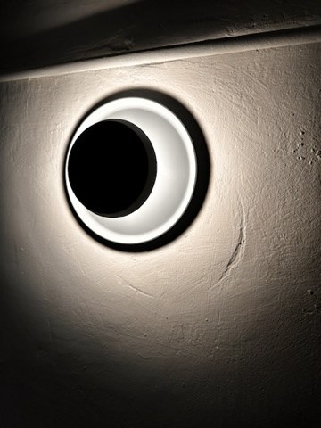 Applique en clair-obscur sur mur à la chaux