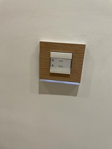 Commande KNX finition chêne